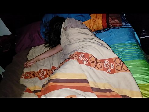 ❤️ सौतेनी आमा सुतेको बेला आफ्नी जवान सौतेनी आमालाई पिट्दै। हामी मा ❌❤